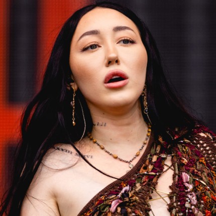The Power of Perfectly Arched Brows - Noah Cyrus' Signature Look